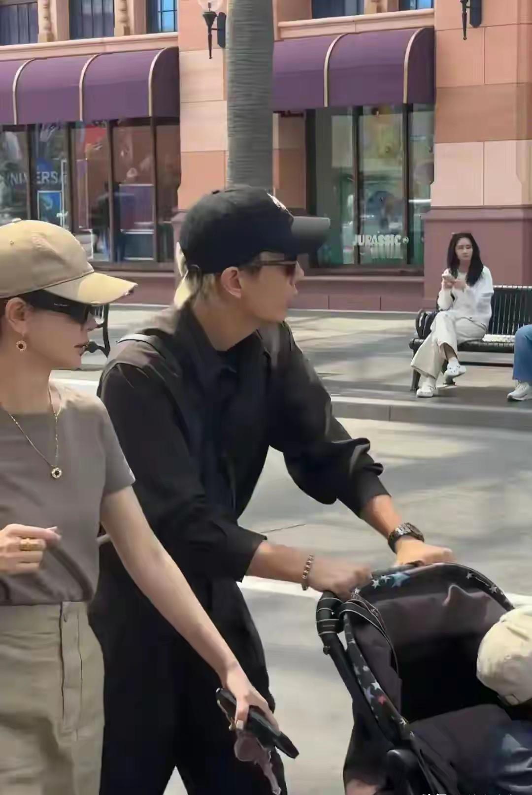 这两位真是越上年纪越潮，每次戚薇和李承铉出门都像时尚街拍，哪怕是带娃，细节感