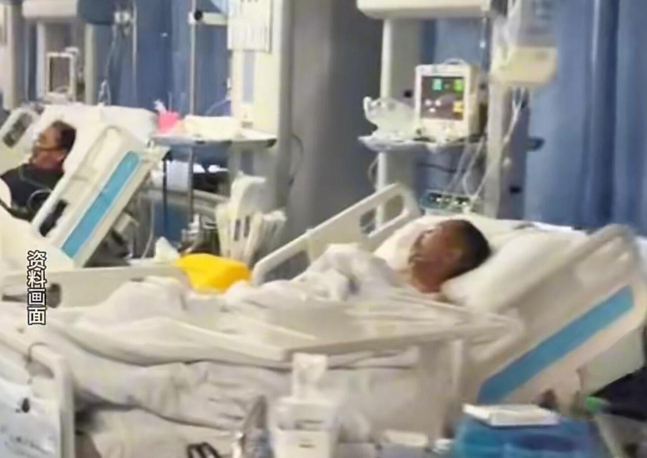 上海邮电新村那扇旧铁门最近火了。门把手上都是灰，墙角挂着蜘蛛网，最扎眼的是贴在门