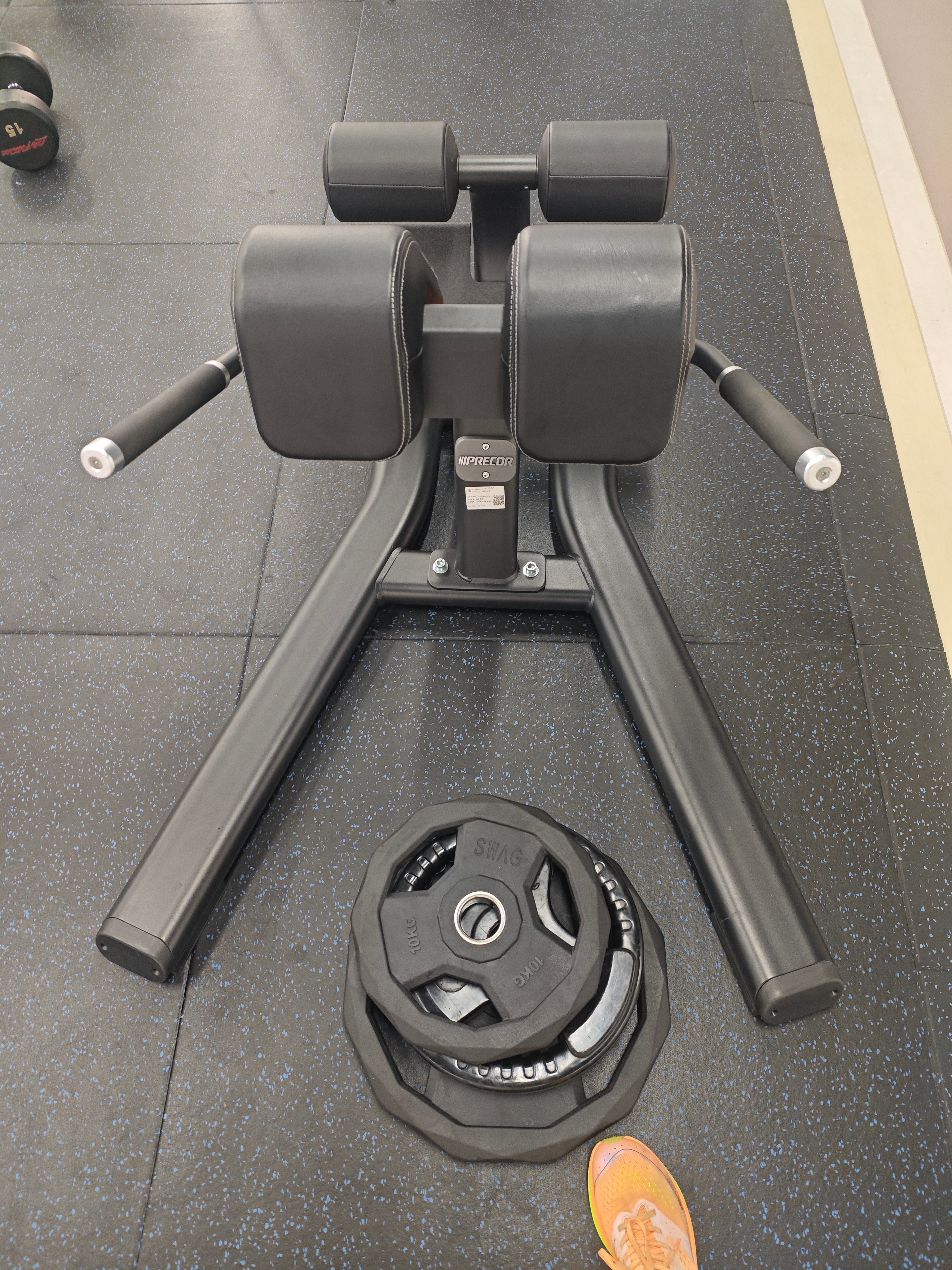 跑步机跑步打卡，16Km；昨天跑步强度不大，今天补上了；今天大出汗：湿度比较大，