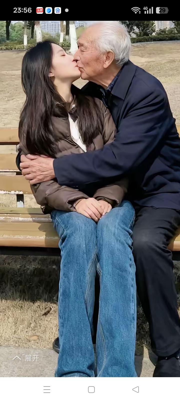 女人的忍耐力真的厉害，老头嘴里的味道如何忍受？然而有钱就能甘之若饴，有情直接不