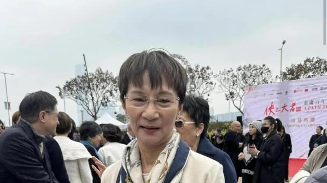 为娶小29岁小三, 抛弃相伴23年妻子, 儿子自杀后她让小三付出代价