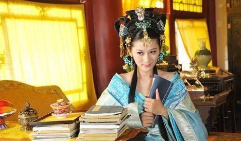 一日，李时珍将一枚小刀藏在椅子里，再铺上面粉，告诉贵妃：“提起裙子，用力坐！”贵