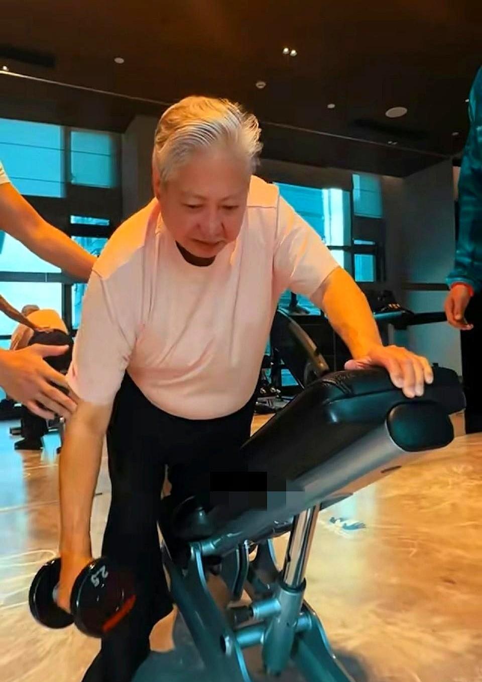 别再以为老了膝盖疼就得忍着。洪金宝72岁，刚被人拍到小跑着过马路。他三年前走