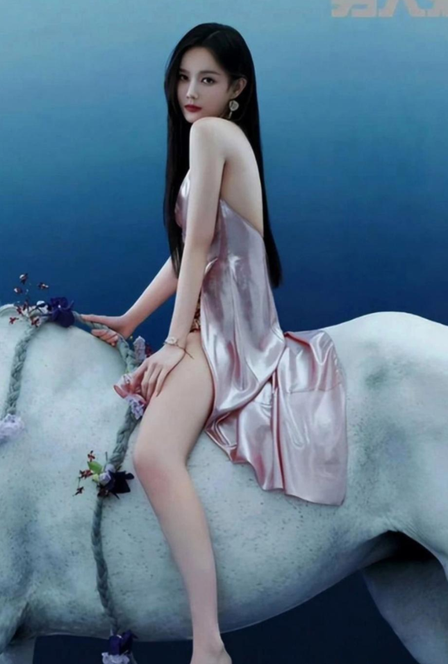 李一桐这个骑马真的很假，腿是真的吸引眼球啊