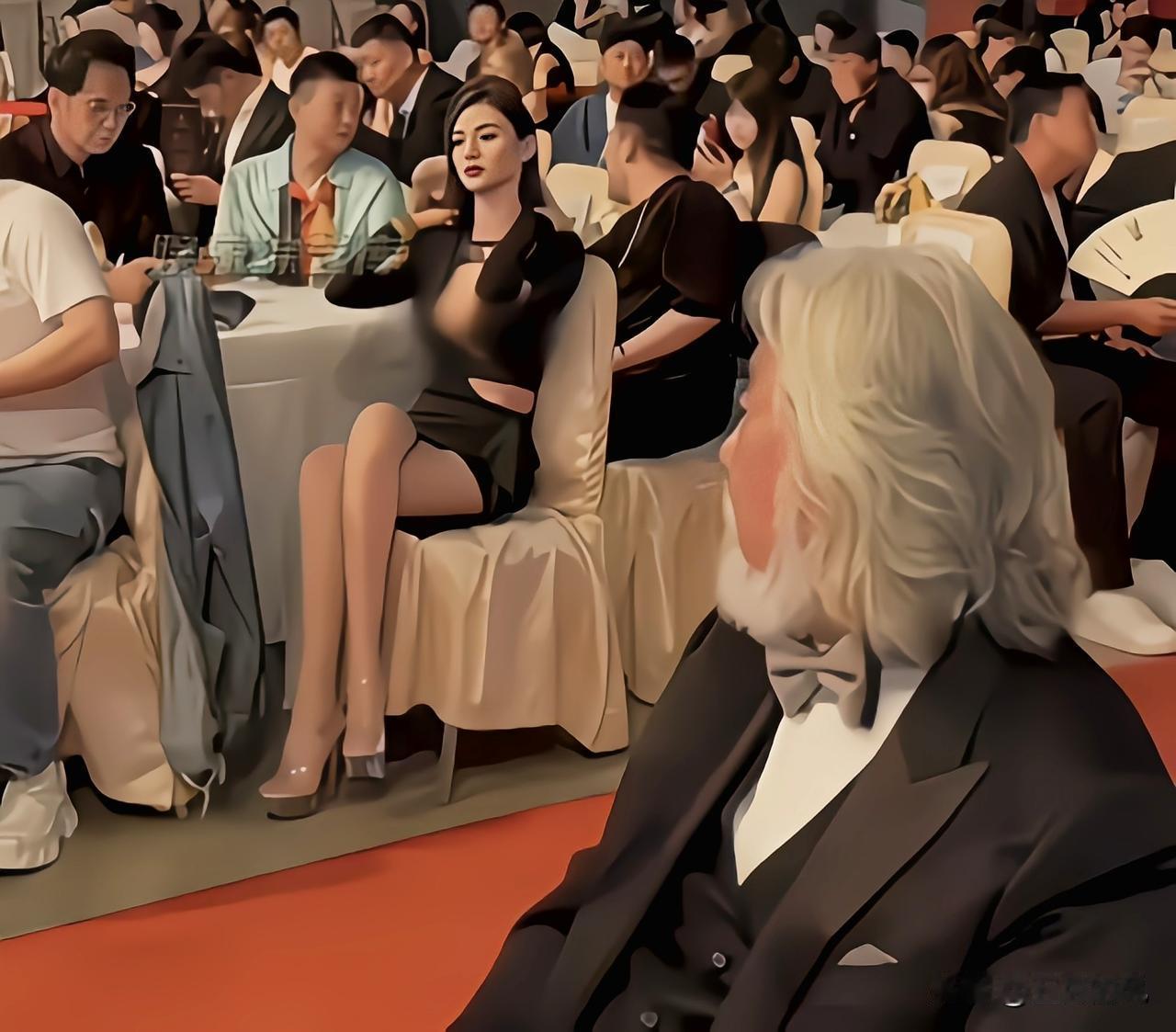 这是张纪中偷看美女的一张经典照片。红毯晚宴，明星云集。张纪中老爷子一身笔挺西