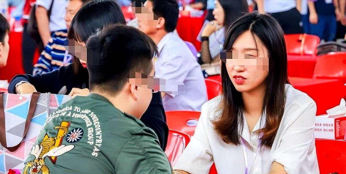 “白嫖到自己头上了”2025年4月，一女子相亲，带了23人的亲友团，一顿饭吃了近
