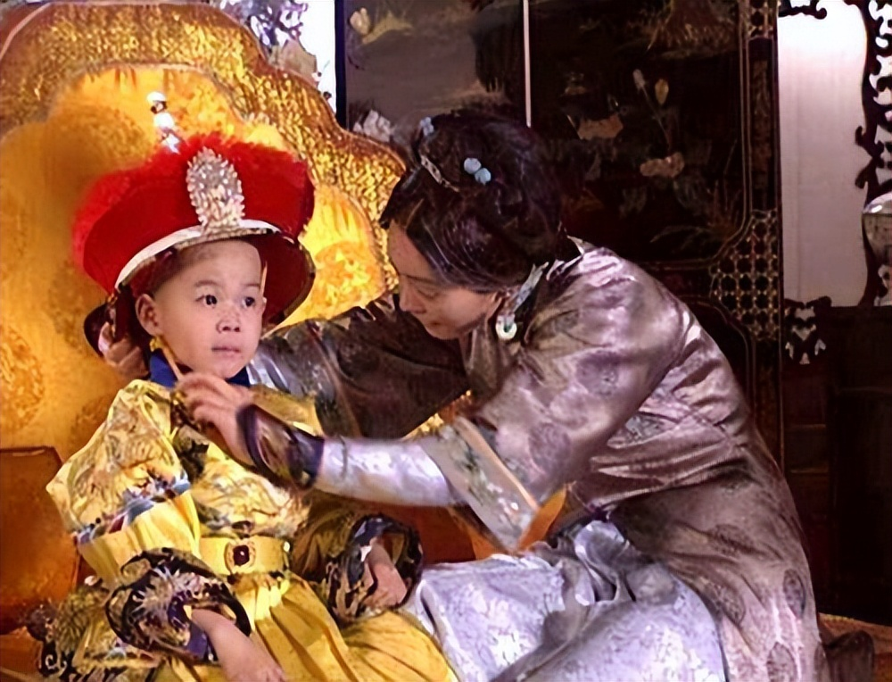 陈桥兵变后，赵匡胤带甲士进入宫中，符太后将幼帝柴宗训护在身后，质问你对得起先帝的