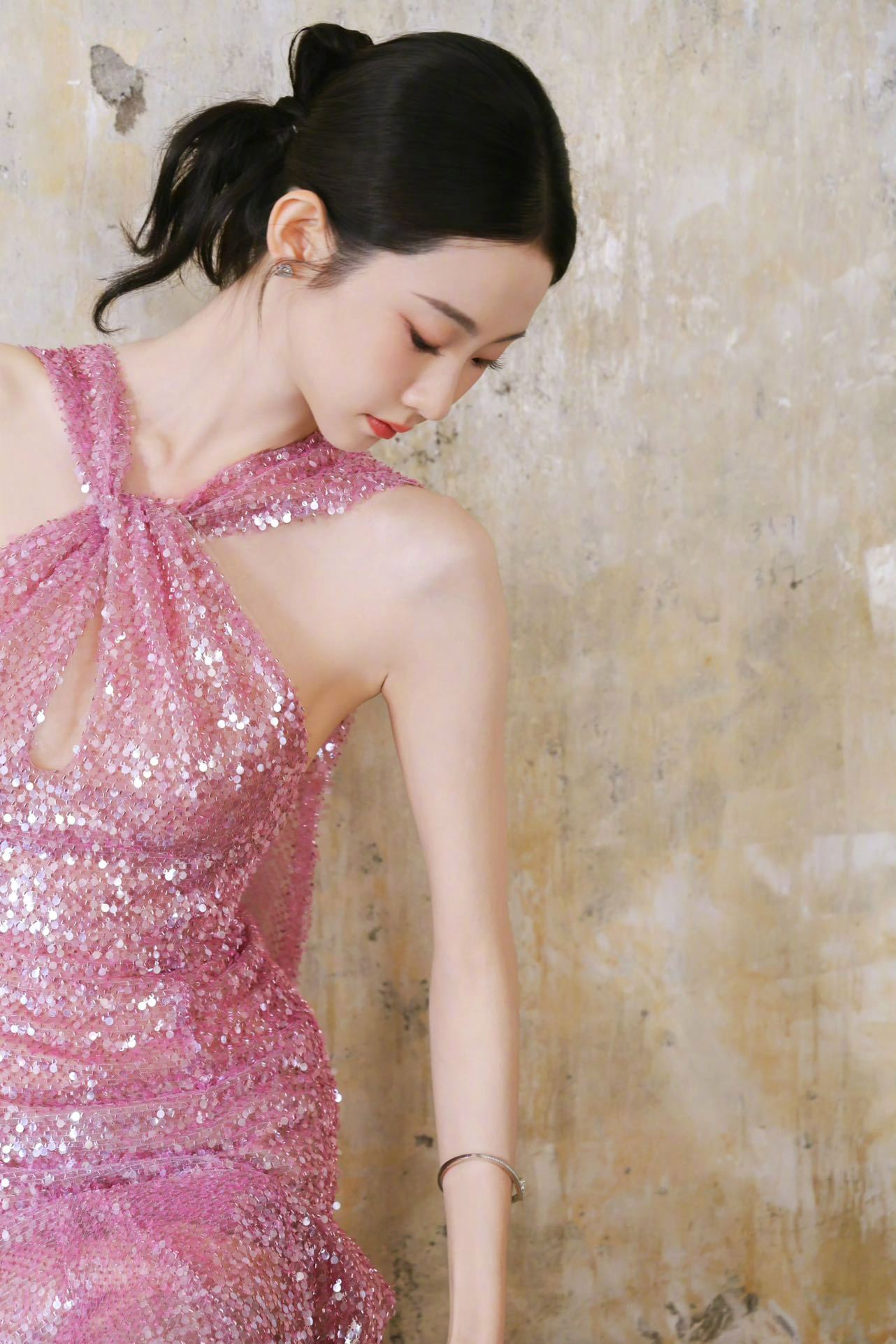 连光都偏爱张艺凡哇！张艺凡今晚是月光女神吧长裙柔和粉调衬得她温柔又灵动，