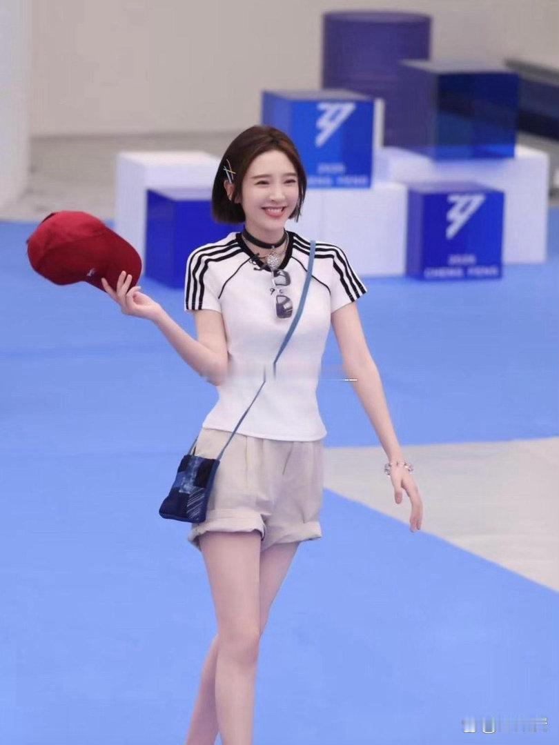 看唐艺昕小时候的照片就会明白，她真的是从小美到大。