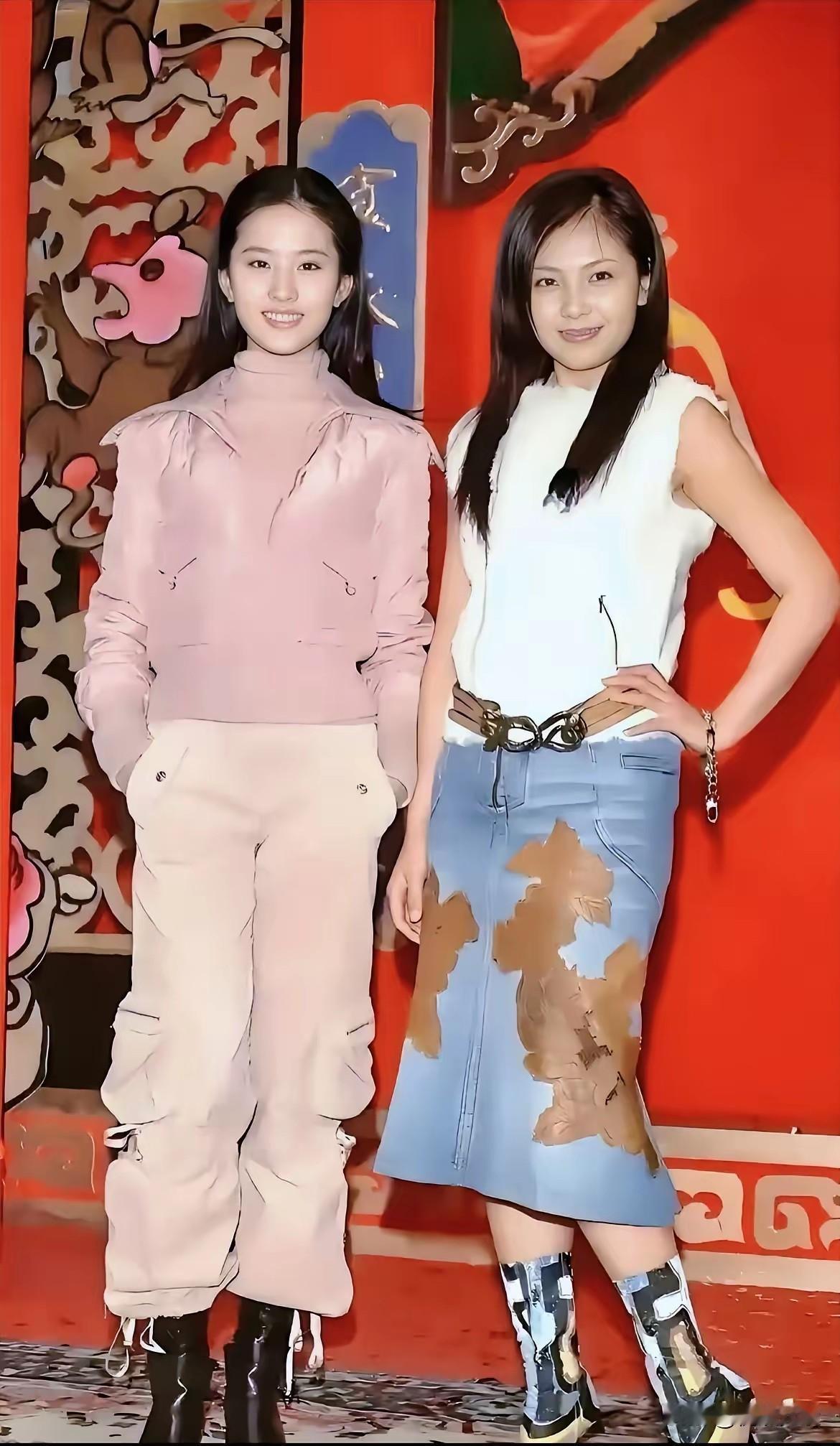 刘亦菲比刘涛小，两人在一起刘涛更像妈妈一些，看来真的是年轻就是本钱啊！​​​