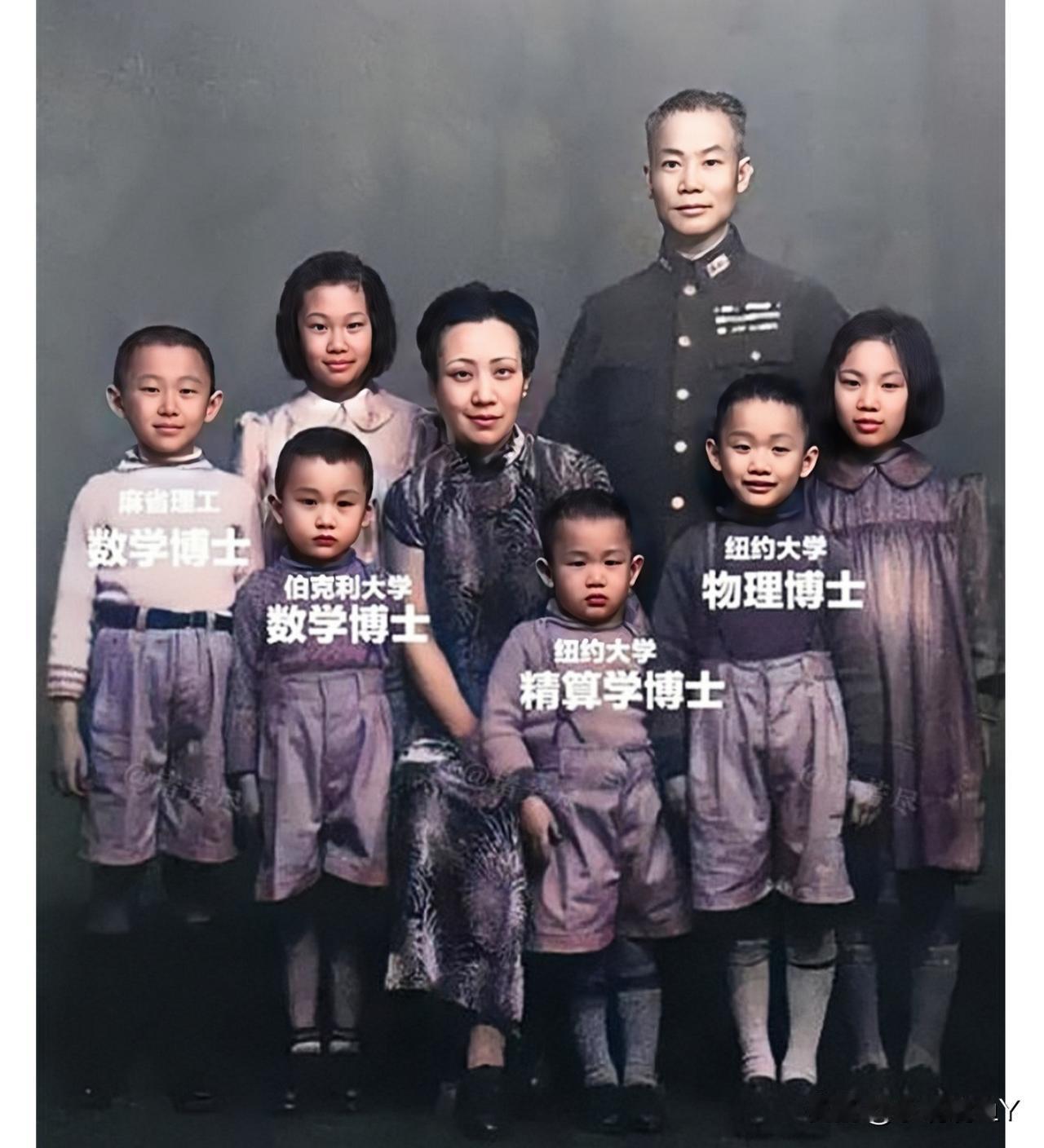 一张摄于1945年的全家福，这才是他们一家八口当时的真实貌相，绝非演员饰演的角色