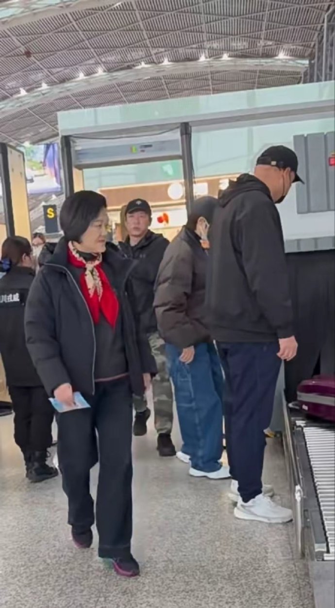 李宇春带着父母一起出行，一直牵着妈妈的手，一家三口特别温馨！