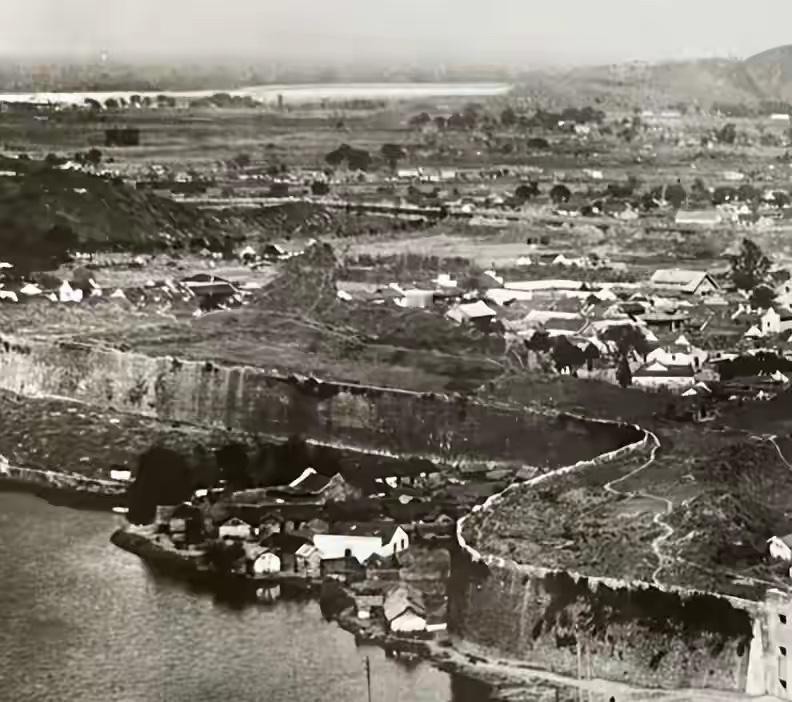 1949年冬天，南京下关码头的江风硬得像砂纸，张震站在岸边最靠前的位置，军大衣下