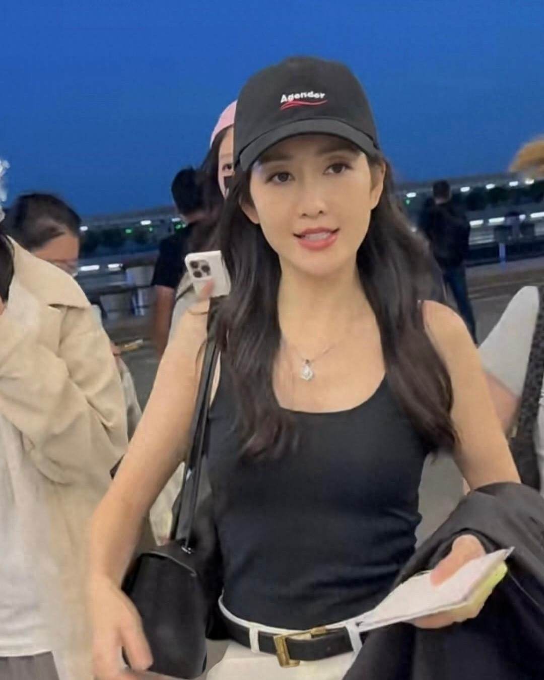 王鸥机场出发回北京，穿黑色背心性感美丽，热情大方又可爱