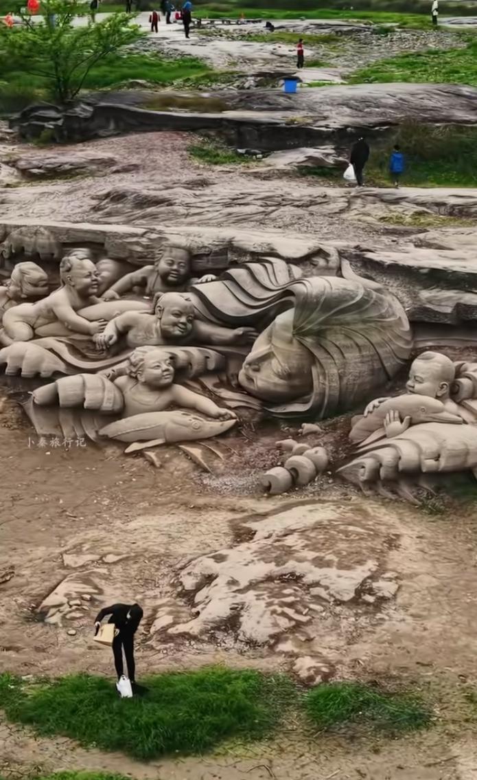 重庆江滩惊现63米“大地躺平妈妈”，11个娃围着撒娇。重庆雅巴洞藏着顶流大