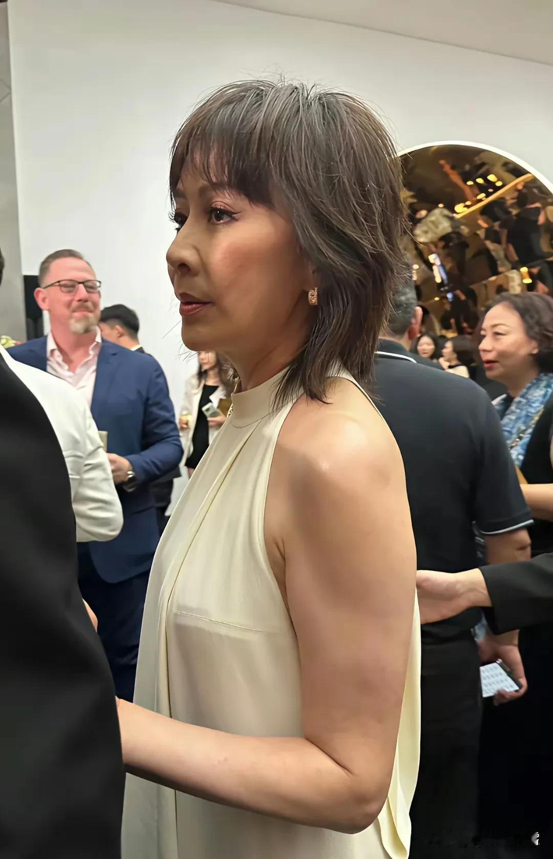 刘嘉玲最真实的模样，大家觉得怎样？刘嘉玲今年60岁了，还是特别喜欢露肉装，不