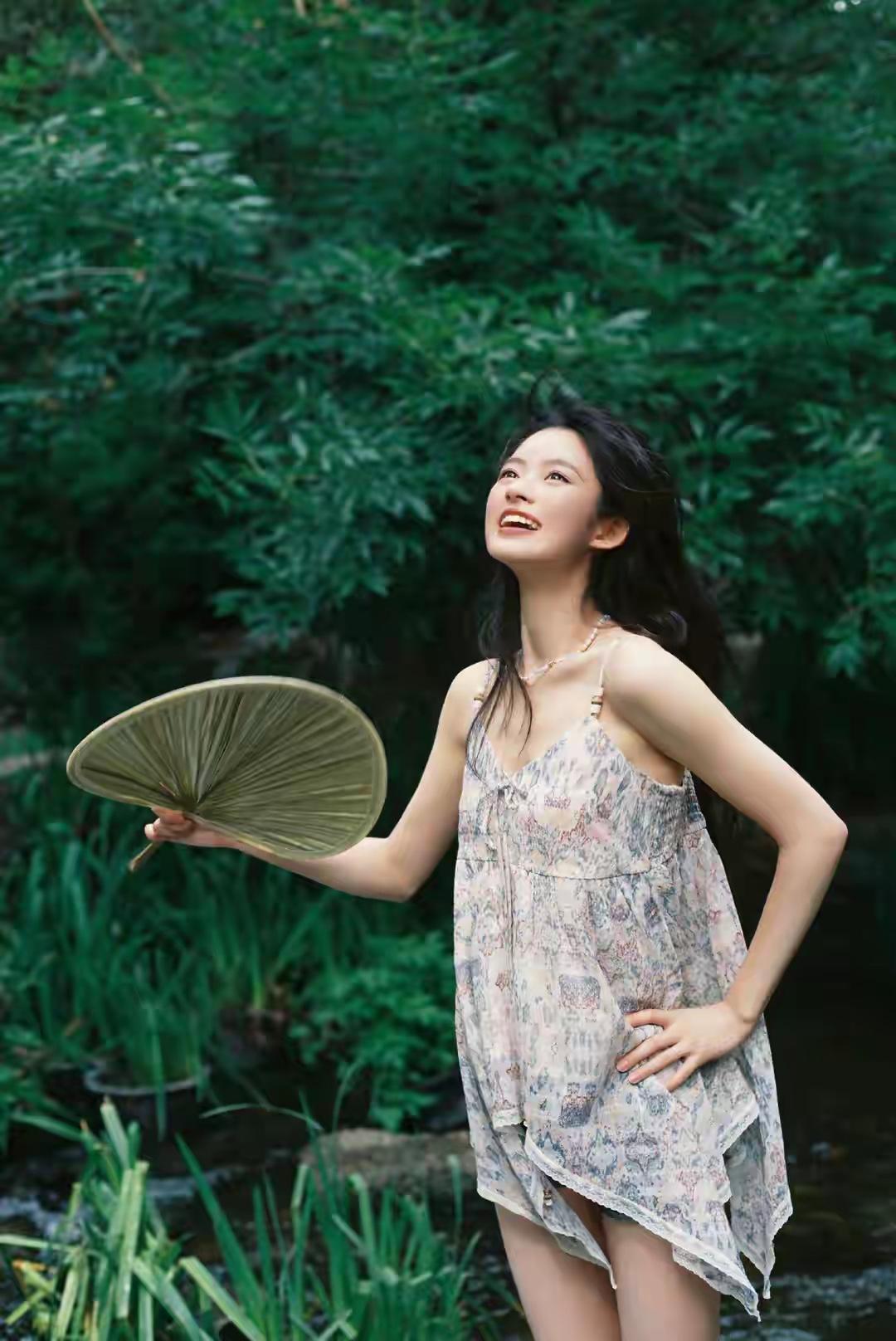 好美，十九岁，最美的年华，特别是手上的大蒲扇，