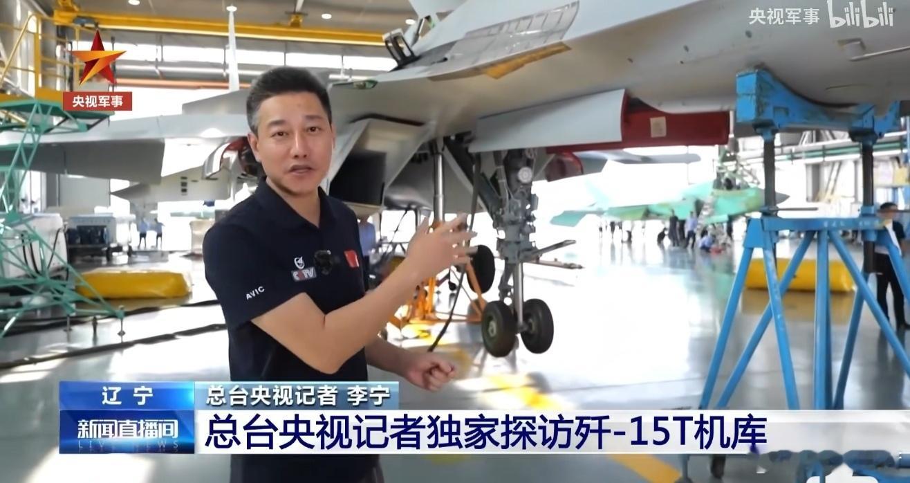 央视传播歼-35都这么特殊，借着歼-15T让我们看漆面还没完全的J-35。​​