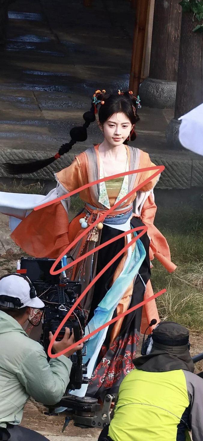 鞠婧祎《来战》双马尾造型路透，好可爱啊。​​​