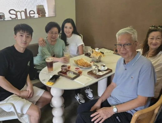 李克勤一家人到厦门旅游，51岁卢淑仪身材苗条，和婆婆关系很亲密！