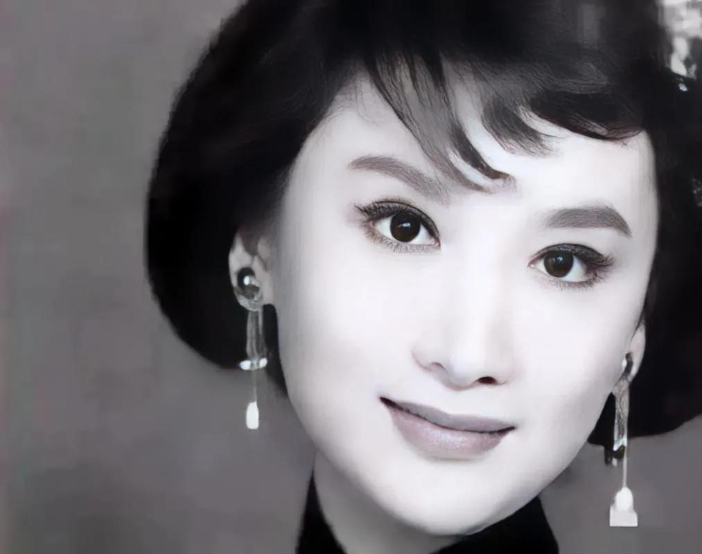 1940年，地下党康乃尔正在茶楼打牌，一军统美女突然拍了拍他的肩膀，对他说：“你