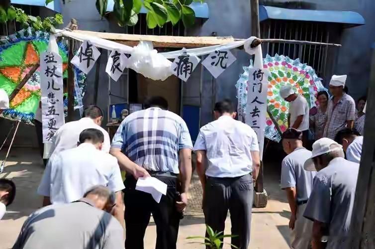 在以前的农村有个不成文的规定：不管你在外面做什么工作，也不管你在外面混得好差，村