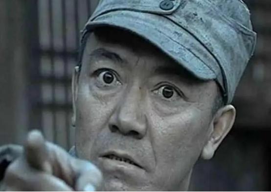2004年，《亮剑》导演陈健邀请唐国强老师出演李云龙，片酬50万，唐国强笑了笑说