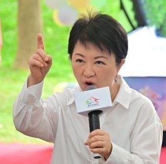 卢秀燕当初死活不接党主席，各方劝了都没用。结果7月25日全代会，党代表连署提案一