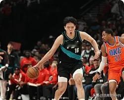 克林根缺阵的开拓者队，竟然摆出这么奇葩的首发啊！前锋，克里斯默里，身高2米0