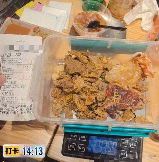 湖北襄阳，刘女士和3个朋友去自助餐厅吃饭，交了336元含100元押金。服务员提醒