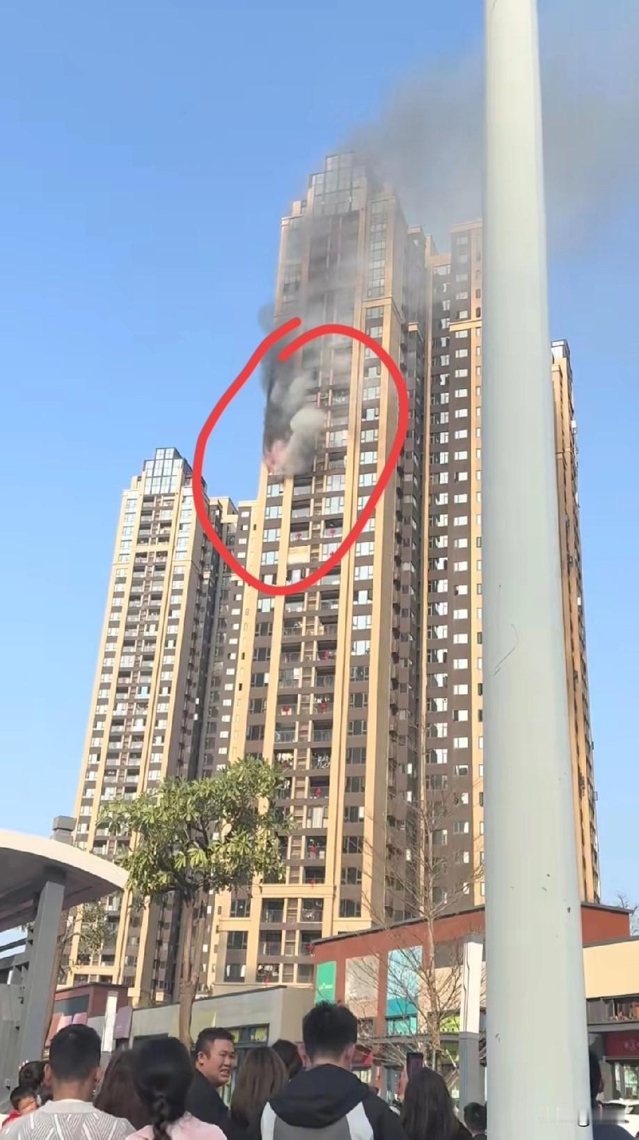 大过年的小区着火！喜庆瞬间变揪心!广东惠州一小区着火，起火原因让人费解，业主