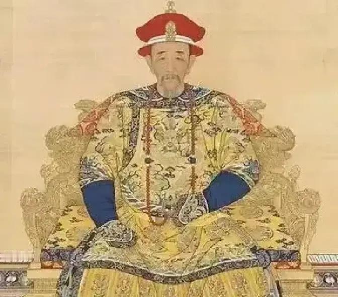 康熙临终前，把四阿哥胤禛叫到床前，递给他一封密诏，沉声道：“我死后，你登基第一件事，不是处置你的兄弟