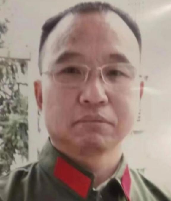 1984年，战士李陶雄中弹牺牲，送葬的过程中遗体竟两次从车上跌落，护士郑英察觉异