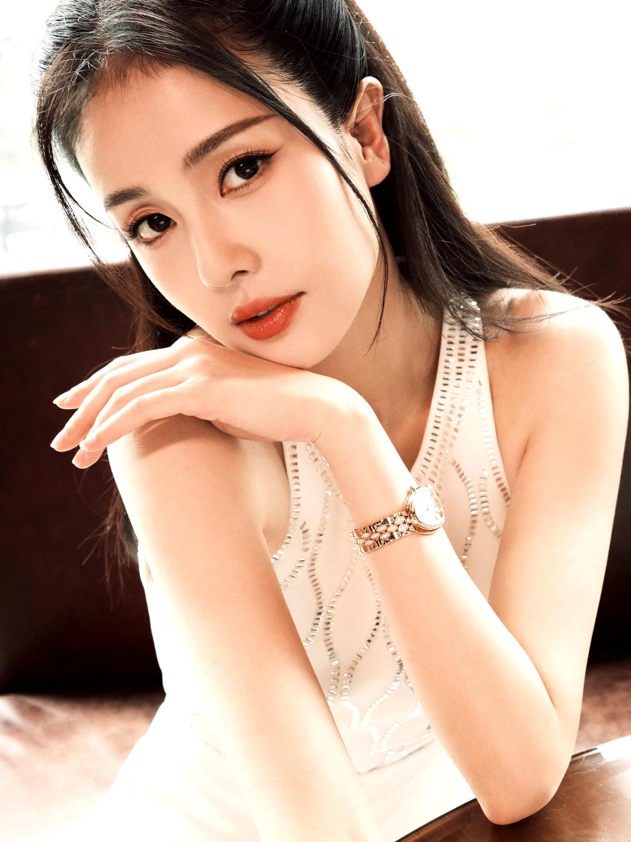 被白鹿美晕了！这组写真的氛围感拉满，甜而不腻太戳人🌿白鹿演员白鹿漂亮吗明星