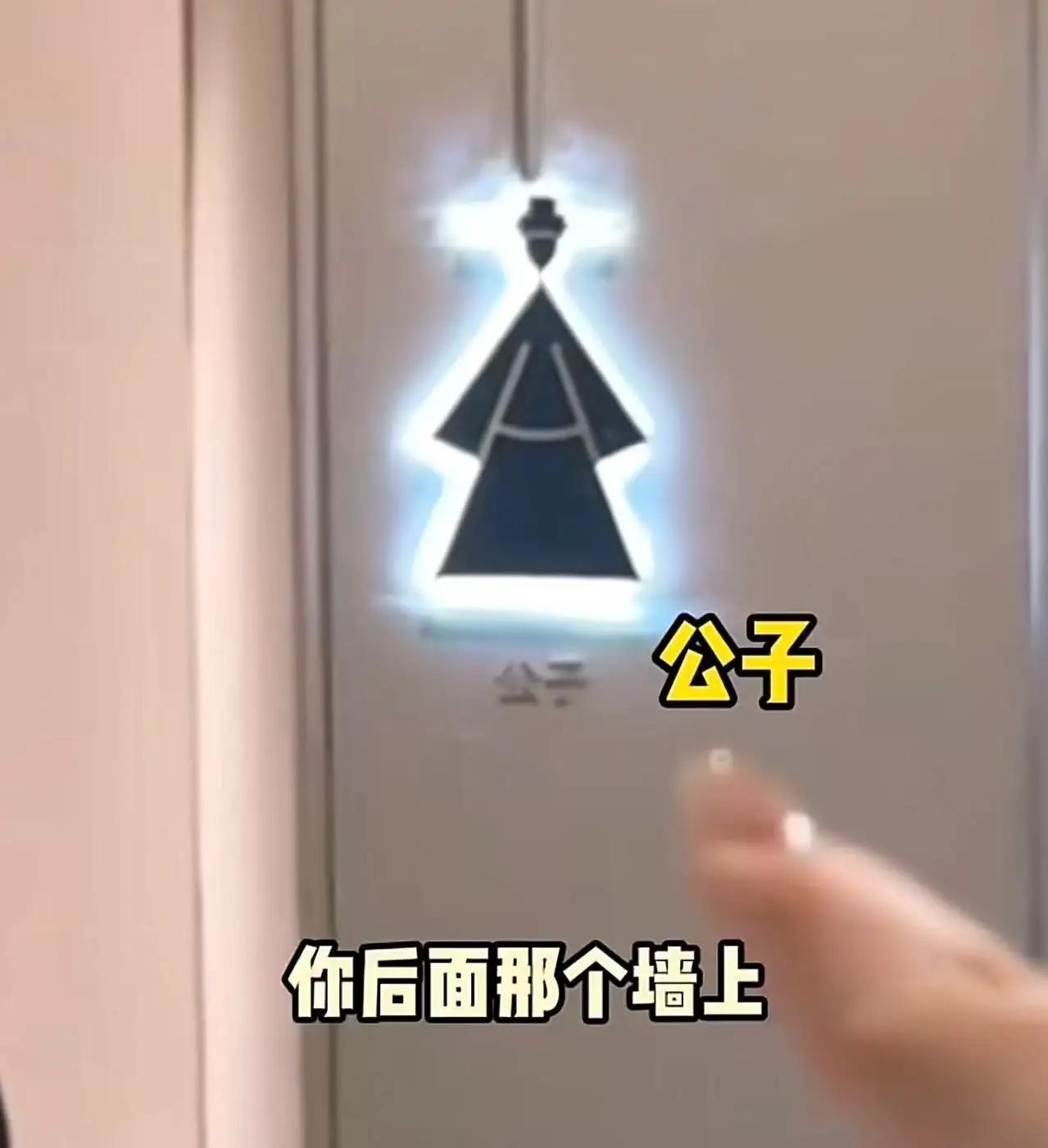 要说“厕所门口标男女是否违法”这事儿，那得看相关法规和管理规定。就像行军打仗得有