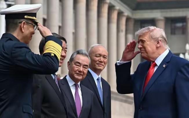 特朗普见到中方军官，敬了一个军礼！很多人以为，这不过是外交礼节，入乡随俗，走个过