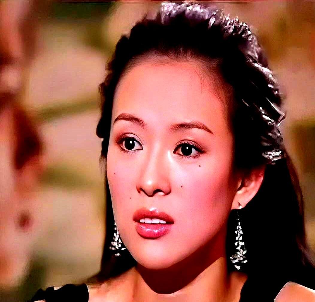 17年前被偷拍造黄谣的章子怡，现在站在了央视的台上。2009年狗仔翻墙拍了