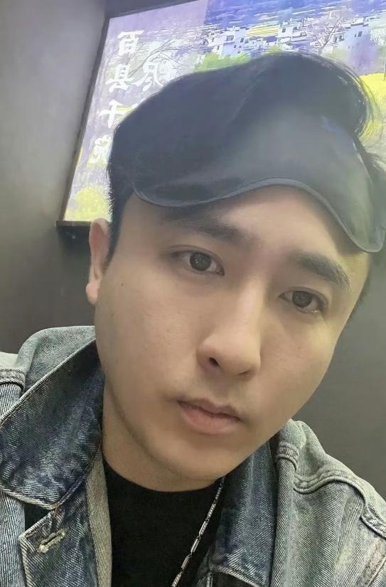 千万粉丝主播散打哥被妻子直播控诉：丈夫主动追求自己十几年闺蜜年仅19岁还在读大学
