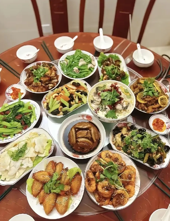 手艺有限献丑了，简简单单一顿饭！家里来了客人今天亲自下厨做一桌，看看有没有食欲