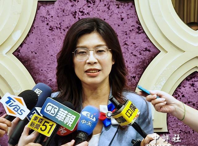 国民党主席候选人郑丽文今天出席分区政见发表会台中场，针对近期被指公职责任额拖到选