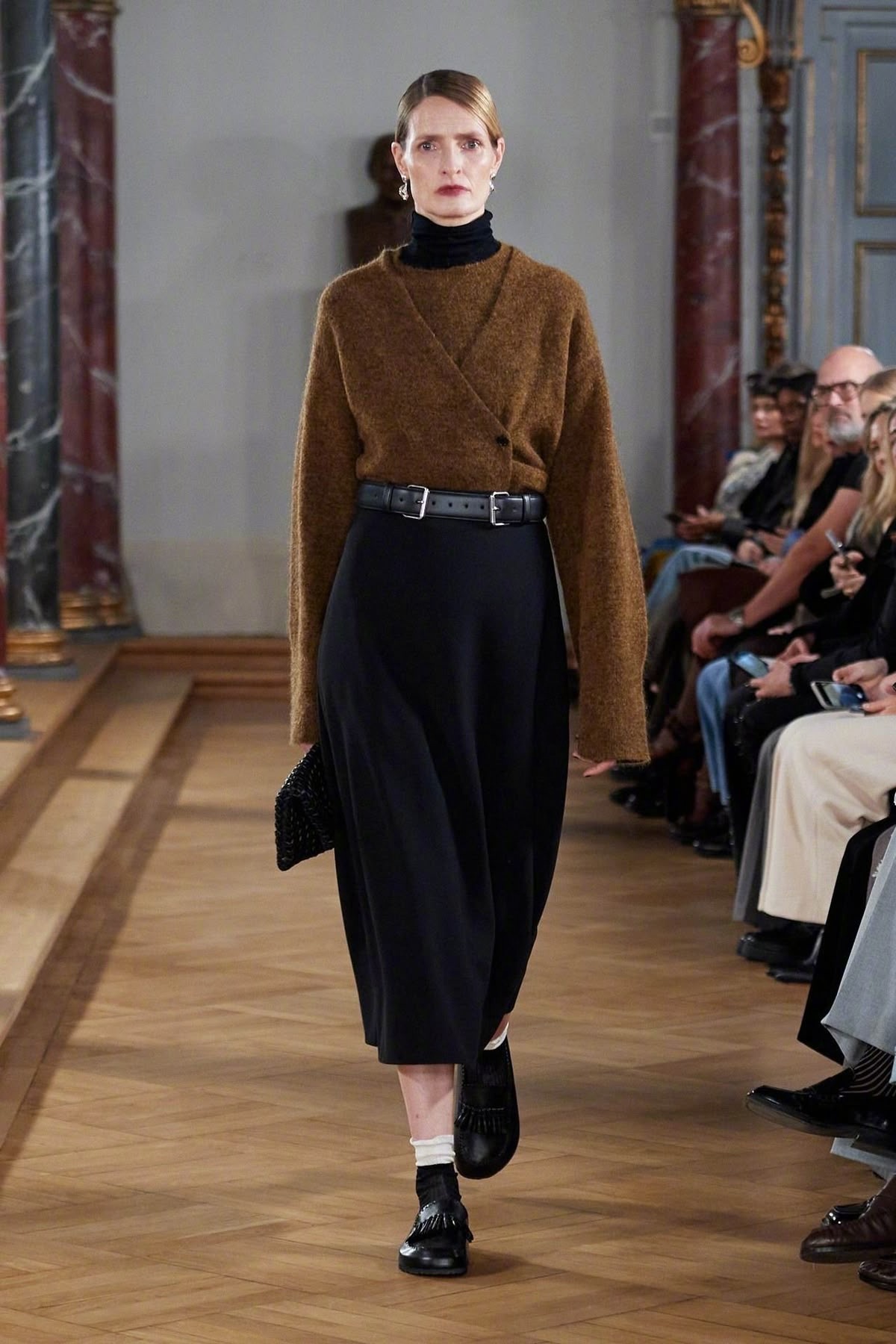 其实，冬日的叠穿不只是保暖，更是一场色彩之间的默契对话。可以柔和的色调作为底色，