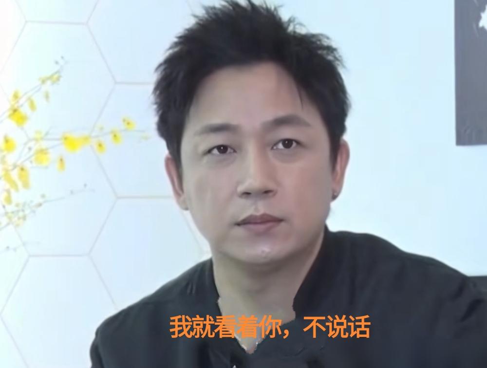 记者镜头怼脸，问潘粤明是不是又胖了，他摸着脸说：盐吃多了。你以为他真在聊养