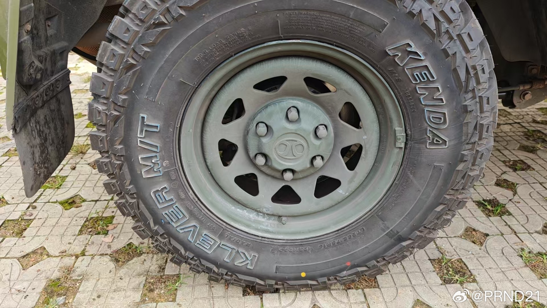 好家伙，有小伙伴开到BJ80J了！用的建大……这是MT胎吧？够狠的，钢圈配泥巴胎