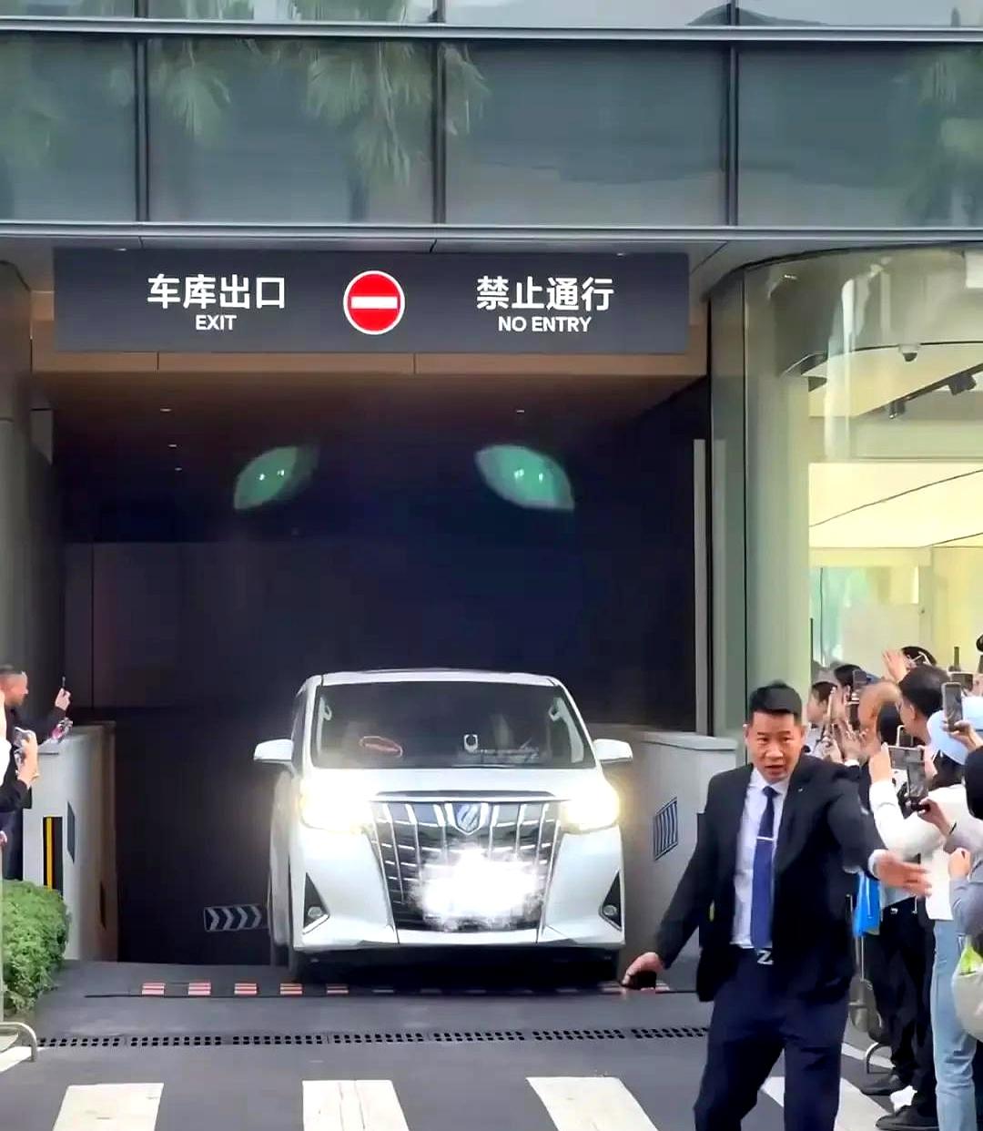 后面车子排成一条龙樊振东刚出训练基地车库就被人围堵，举手机堵出口，安保劝