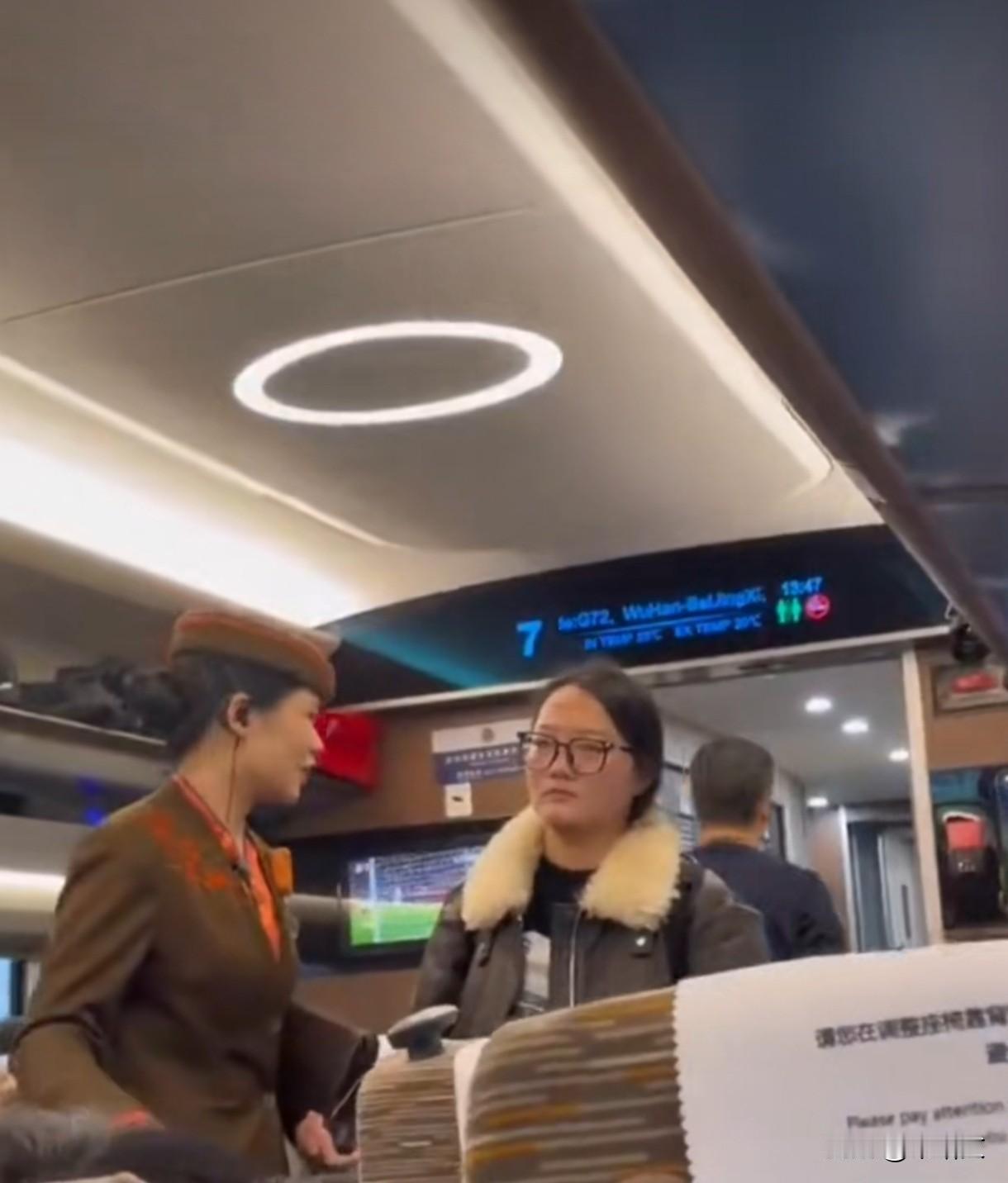 高铁上女子推婴儿车堵过道！孩子清醒却拒让行，扔下东西甩脸走最近G72次高铁