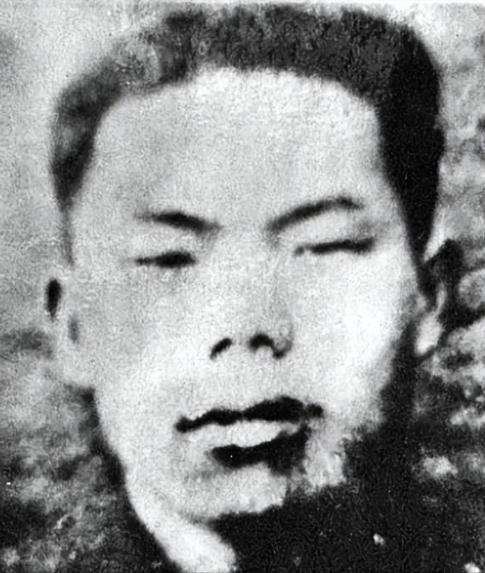 1952年，志愿军正在休息，一战士因燥热睡不着出去巡逻，无意间听到黑夜中传来细细