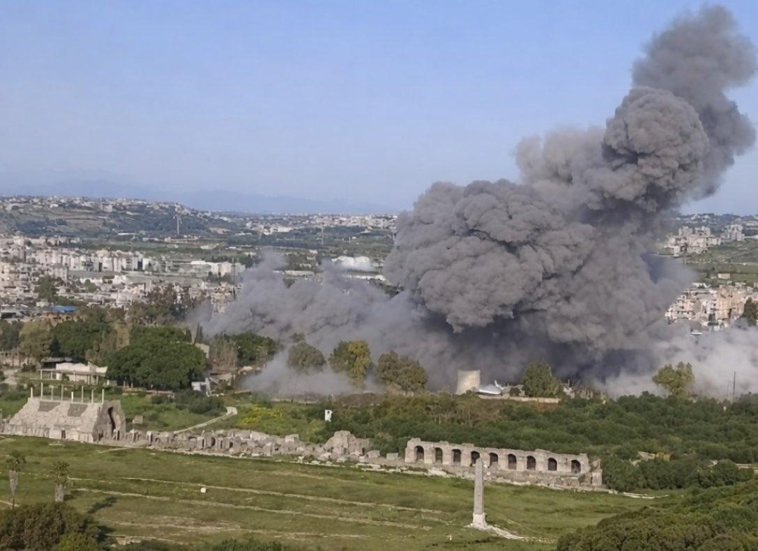 位于泰尔（Tyre）考古遗址内的瓦砾、扭曲金属及受损痕迹（背景中可见古老的石柱与
