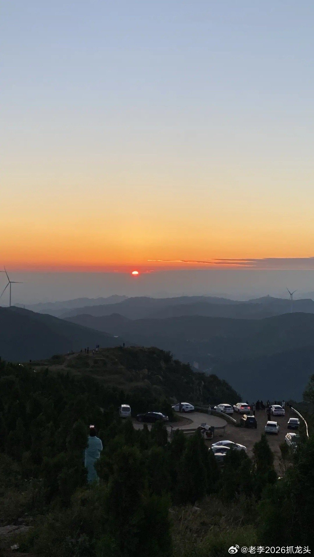 1.梦若神机周末消息一般，神机认为大盘还是会震荡为主，我还是继续持有猪肉和鸡肉