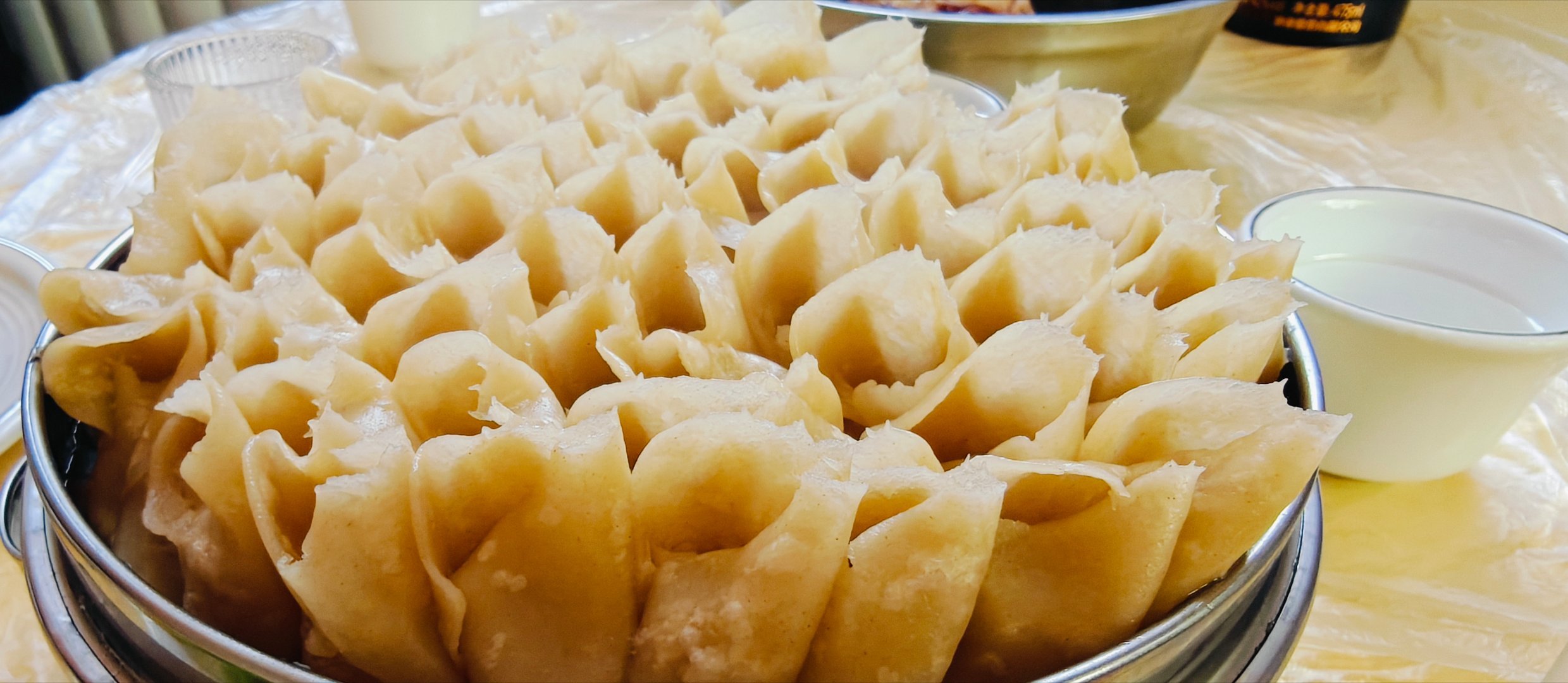 忻州，柏林莜面。过来时正在挖路，我得跳过大坑过去吃东西，还没点菜，店老板问要大骨