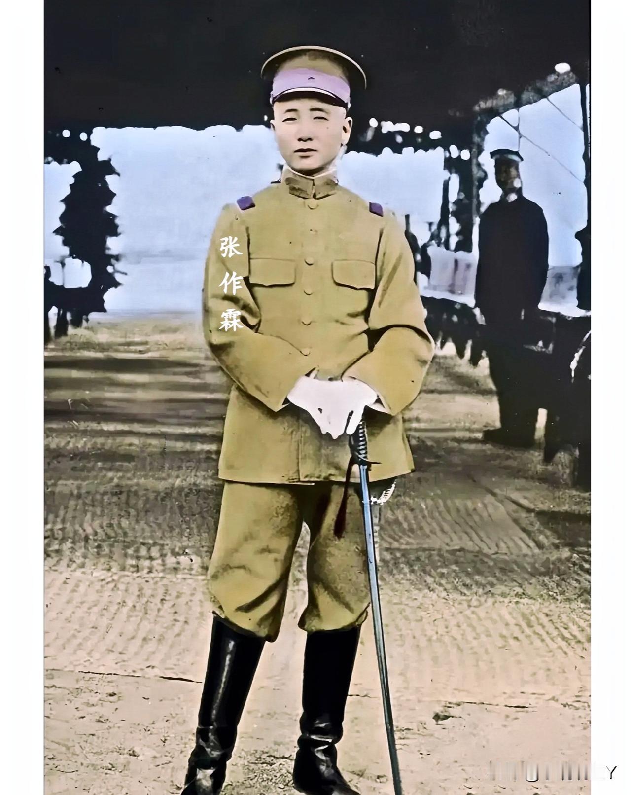 这才是1907年张作霖的真实貌相，这并非演戏，也并非电视剧里的演员，而是他年轻时